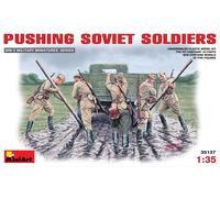 Min35137 - Miniart 1:35 - Pushing Soviet Soldiers