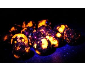 1 boule de yooperlite syénite de 16 mm qui brille sous la lumière UV naturelle riche en sodalite avec pierre précieuse de pegmatite en népheline polie - Chine