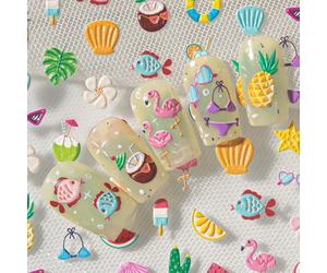 1 feuille d'autocollants 3D gaufrés pour nail art sur le thème de la plage d'été, avec des éléments comme des coquillages, du jus de noix de coco, de la pastèque, des maillots de bain. Convient pour l