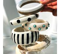 1 pièce Bracelet en résine fait main de couleur thé au lait, design multi-éléments avec rayures et rivets, convient pour le port quotidien et les fêtes, excellent cadeau pour la famille et les amis, a