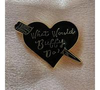 1 pièce Broche rétro en métal en forme de cœur, gravée avec "What Would Buffy Do ?" Épingle personnalisée classique noire avec lettres. Accessoire pour vêtements, chapeaux, sacs, sacs à dos pour l'éco