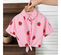 1 pièce Chemise à manches courtes avec col, imprimé de fraises roses rayées, style décontracté polyvalent pour jeune fille. Design avec ourlet noué, super mignon. Convient pour les sorties, les pique-