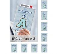 1 pièce Étui à passeport bleu avec motif de lettres bleues brodées de A à Z, portefeuille de passeport pour femmes et hommes, étui à passeport RFID vintage pour entreprise, étui porte-cartes multifonc