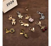 1 pièce Porte-clés avec motif de fleurs de cerisier / trèfle à quatre feuilles / ours / lettre, design élégant et léger. Avec un pendentif convenant pour les clés de sac/voiture. Cadeau décoratif pour