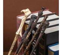 1 pièce Présentoir en bois pour baguette de sorcier 2025 Nouveau, support multi-niveaux pour baguette magique, décoration de bureau pour vitrine de couverts d'Halloween Voldemort,Hermione,Lucius,Hibis