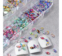 12 grilles de strass pour nail art en acrylique dans une boîte rectangulaire, à fond plat, avec des pierres précieuses de forme irisée en forme d'œil de cheval et rondes. Décorations pour ongles, char