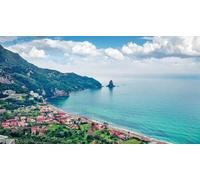 136739715 Poster 130 x 70 cm - Vue sur le printemps aérien de vacances - Village Agios Gordios, municipalité d'Achilleio. Fantastique cape marine matinale Ionian