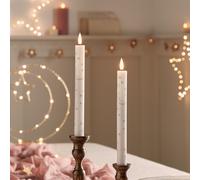 Lights4fun Lot de 2 Bougies Chandelles TruGlow® en Cire Blanche avec avec Croissants de Lune et d’Étoiles avec LED Blanc Chaud à Piles avec Télécommande Déco du Ramadan