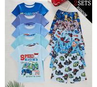 2 ensembles envoyés au hasard parmi 5 ensembles de pyjamas pour garçons avec imprimés de voitures de course de dessin animé. Comprend divers imprimés de voitures cool comme voiture de sport, véhicule 