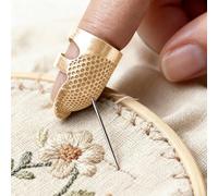 2 pièces Dés à coudre, Accessoires de couture et de broderie pour la couture à la main, Outils de bricolage en métal pour la protection des doigts, Dés à coudre en or, Taille S+M