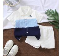 2 pièces Ensemble polo à manches courtes avec patchwork à carreaux bleu et blanc et short blanc unicolore pour jeune garçon au style preppy. Décoré d'un écusson brodé sur la poitrine gauche. Convient 