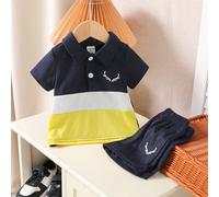 2 pièces Ensemble polo bleu marine, blanc et jaune contrastant pour bébé garçon avec short assorti. Parfait pour le port quotidien, les fêtes ou les sorties pour paraître adorable et distingué. Vêteme