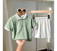 2 pièces Ensemble polo et pantalon en tissu texturé pour jeune garçon. Le col polo avec garniture contrastée ajoute un look superposé, confectionné avec un travail raffiné, nouveau design dans un styl