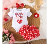 2 pièces/Set Barboteuse à manches courtes avec imprimé cœur et lettre pour bébé fille d'été, blanc col rond, et short rouge avec imprimé cœur et nœud sur tout le vêtement, bandeau assorti. Tenue migno