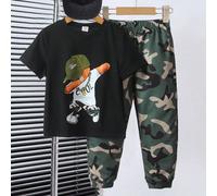 2 pièces Set jeune garçon ours imprimé t-shirt & pantalon camouflage. Le simple t-shirt à col rond avec l'imprimé ours s'assortit bien avec le pantalon camouflage à taille réglable, créant un look cas