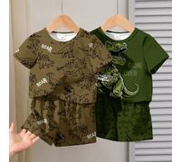 2 pièces/Set Jeune garçon T-shirt col rond minimaliste décontracté et shorts, convient pour l'été. Impression de dinosaure rétro cool et classique, 2 sets aléatoires parmi 4 sets de T-shirts et shorts