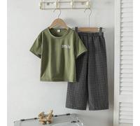 2 pièces Tenue décontractée pour tout-petits garçons - T-shirt à manches courtes avec imprimé lettre sourire vert olive + pantalon large à carreaux noir et blanc, ensemble confortable pour le quotidie