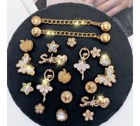 20 pièces Breloques de mode en ABS doré (chaîne dorée, papillon, danseuse, lettre, pomme, diamant rose, fleur, étoile), décorations DIY convenant pour les sandales, les pantoufles, les chaussures perf
