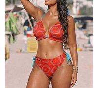 2026 Nouvelle Arrivée Femmes Grande Taille 2 pièces/Set Imprimé Géométrique Aléatoire Mode Vacances Quotidien Décontracté Sexy Triangle Tasse Licou Lacet Cordon Volant Fendu Top Jambe Bikini Set 0XL,1