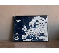 2Maps Carte d'Europe avec Cadre et Broches - Dimensions de la Carte 62x2x44cm, Bonus 100 Broches, Personnalisées Carte d'Aventure avec Cadre, Cartes Personnalisées avec Couleurs Originales