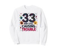 33 and Still Causing Trouble Cadeau d'anniversaire Humour Sweatshirt, Unisexe pour Adultes, Blanc, M