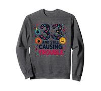 33 and Still Causing Trouble Cadeau d'anniversaire Humour Sweatshirt, Unisexe pour Adultes, Chiné Foncé, L