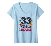 33 and Still Causing Trouble Cadeau d'anniversaire Humour T-Shirt avec Col en V, Femme, Bleu Céleste, S