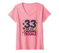 33 and Still Causing Trouble Cadeau d'anniversaire Humour T-Shirt avec Col en V, Femme, Rose, S