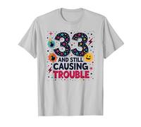 33 and Still Causing Trouble Cadeau d'anniversaire Humour T-Shirt, Homme, Argent, XL
