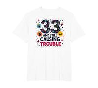 33 and Still Causing Trouble Cadeau d'anniversaire Humour T-Shirt, Homme Grandes Tailles, Blanc, 4X Tall