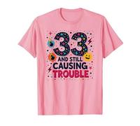 33 and Still Causing Trouble Cadeau d'anniversaire Humour T-Shirt, Homme, Rose, L