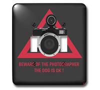 3dRose lsp_37715_2 Méfiez-vous du photographe The Dog is Ok.Texte rouge et triangle, fond noir, caméra flash - Double interrupteur à bascule, noir/rouge