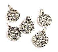 5 médailles Saint Benoît en métal et plaqué argent. C'est l'une des plus anciennes médailles de la chrétienté, et ceux qui la portent croient qu'elle a le pouvoir contre le mal.