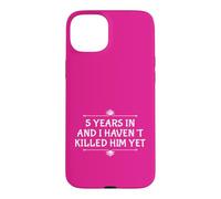 5ème Anniversaire 5 Years Haven't Killed Him for Her Wife Coque pour iPhone 15 Plus