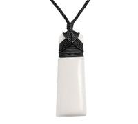 81stgeneration Collier Pendentif Hei Toki Lisse en Coquillage de Paua Sculpté | Collier en Cordon de Style Maori | Accessoire de Surfeur pour Homme | Bijoux Tribaux Faits à la Main