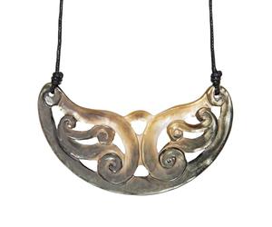 81stgeneration Mère Sculptée | de | Collier Plastron en Perles Ajourées en Spirale | Grand Semi | Pendentif Cercle avec Motif Maori Koru | Collier Cordon Tendance pour Femme