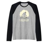 A Guy Like Me is Hard to Find Bigfoot Funny Hiking Blague Love Manche Raglan