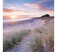 Abacus Cards Carte d'anniversaire vierge pour homme/femme - Château de plage de Bamburgh et dunes de sable - Respectueux de l'environnement et recyclable - De la gamme BBC Countryfile