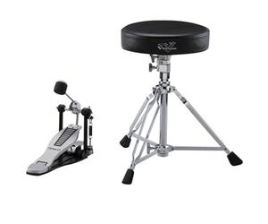 Accessoires essentiels pour V-Drums DAP-3X Roland, composé d'une paire de baguettes en hickory, d'une pédale de grosse caisse à chaîne