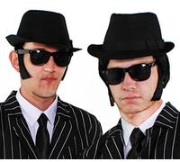 Accessoires pour un Déguisement des Frères de Blues - Y Compris: Chapeau Noir 58cm, Lunettes Noir, des Pattes et une Cravate Noir - Idéal pour toutes occassions entre Amis et Famille