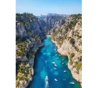 adrium 106502624 Affiche 90 x 120 cm : Yachts en bord de mer en France, vue aérienne d'un bateau flottant de luxe sur une eau turquoise transparente