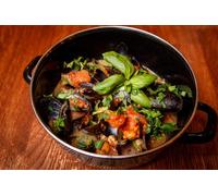 adrium 118714804 Poster 90 x 60 cm : coquillages cuits belges à la sauce tomate avec persil frais dans un bol métallique de service