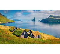 adrium 182725917 Poster 100 x 60 cm : magnifique paysage estival Ikshpre du village de Bour avec maisons de tourbe typiques et falaises de Tindholmur