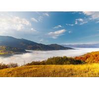 adrium Affiche 110 x 70 cm : hautes terres avec d'énormes montagnes forestières et collines cultivées en herbe, entourée de brume dense sous un ciel bleu sur un lumineux