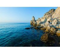 adrium Affiche 140 x 90 cm : paysage marin avec l'eau de mer encore bleue et côte rocheuse sur une journée d'été claire avec ciel bleu Images fixes de
