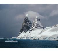 adrium Affiche 80 x 60 cm : paysage de montagnes enneigées et rives glacées du canal Lemaire sur la péninsule antarctique, Antarctique. Concept