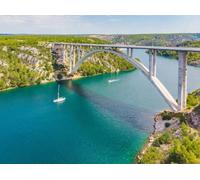 adrium Image composite aluminium 40 x 30 cm : pont autoroute traverse la rivière avec de l'eau bleue. Temps d'été. Concept de vacances. Bateau dans la baie