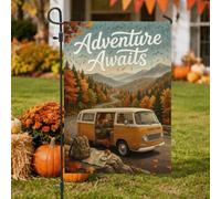 Adventure Awaits - Drapeau de jardin d'automne avec citation en voiture | Paysage de montagne, drapeau de cour, thème de voyage, feuillage d'automne, voyage rustique, décoration extérieure