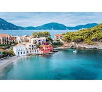 Affiche 140 x 90 cm : vacances vacances à Céphalonie, Grèce. Blue Sea Bay devant Assos Village. Belle vue sur les maisons colorées et vivantes (142990045)
