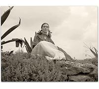 Affiche et impressions sur toile, Frida Kahlo Photo assis à l'extérieur sans cadre Impression sur toile Frida Kahlo Wall Art Canvas Picture Painting Vintage Southwest Home Decor,40X60cm